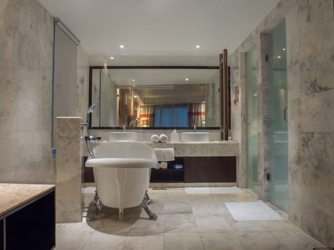 Suite | Bathroom | Shower, eco-friendly toiletries, hair dryer, bathrobes