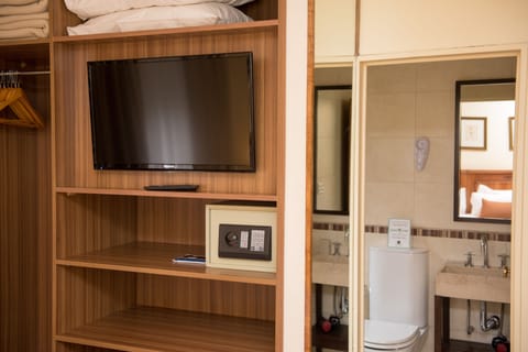 Family Room | Minibar, in-room safe, free WiFi, bed sheets