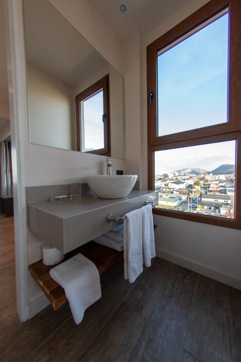 Luxury Studio Suite | Bathroom