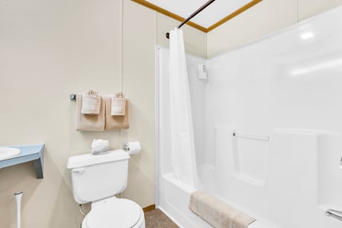 Deluxe Queen Room Standard | Bathroom | Bathtub, free toiletries, towels