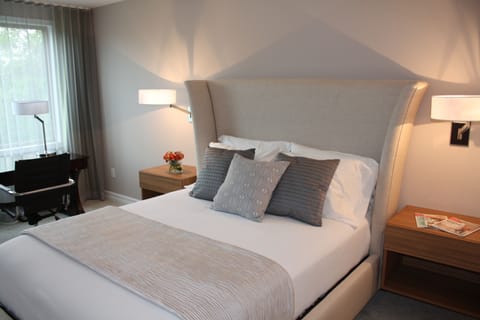 Executive Single Room, 1 Queen Bed | Premium bedding, minibar, in-room safe, desk