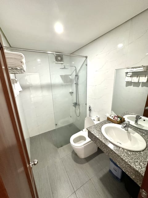 Deluxe Quadruple Room | Bathroom | Shower, hydromassage showerhead, designer toiletries, hair dryer