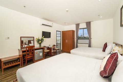Luxury Quadruple Room | Premium bedding, minibar, individually decorated, desk