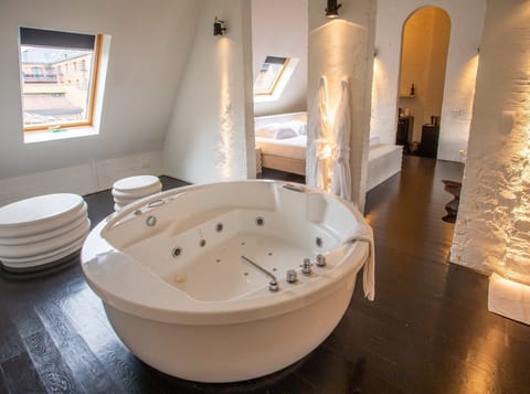 Luxury Suite, Sauna | Bathroom | Combined shower/tub, jetted tub, designer toiletries, hair dryer