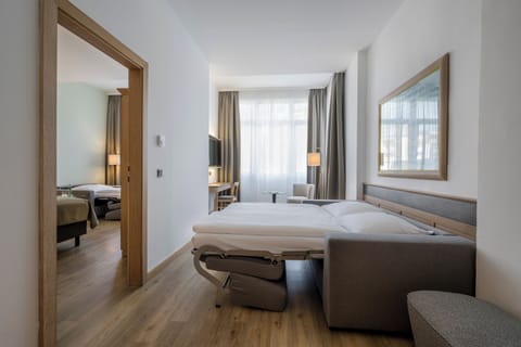 Superior Suite | Hypo-allergenic bedding, minibar, in-room safe, desk