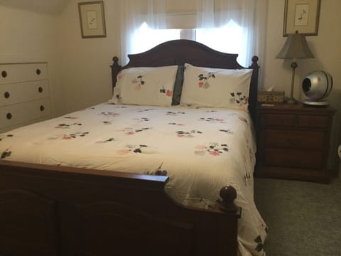 2 bedrooms, premium bedding, down comforters, desk