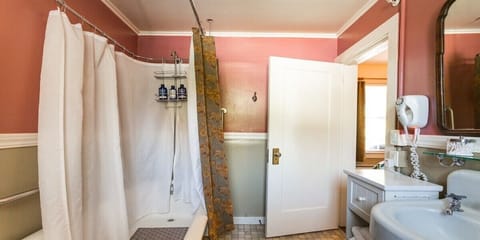 Room (Rosie's Room) | Bathroom | Combined shower/tub, rainfall showerhead, hair dryer, towels