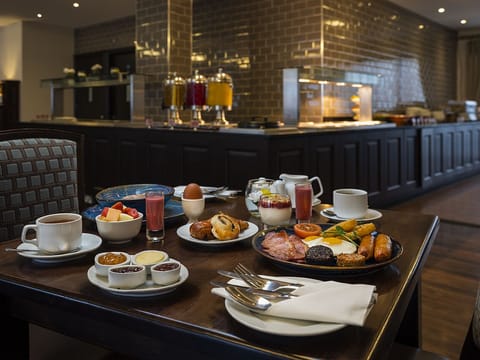 Daily full breakfast (EUR 17.50 per person)