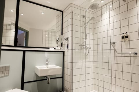 Deluxe Double Room, 1 King Bed | Bathroom | Free toiletries, hair dryer, towels