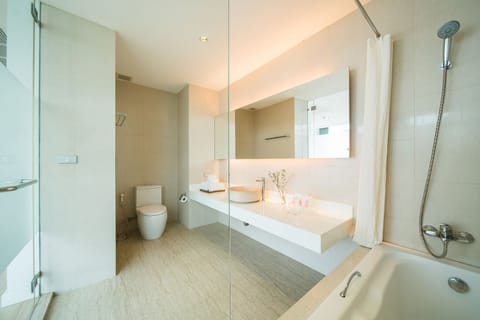Deluxe Room, Sea View | Bathroom | Free toiletries, hair dryer, bathrobes, towels