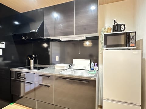 Superior Villa | Private kitchen | Fridge, microwave, stovetop, electric kettle