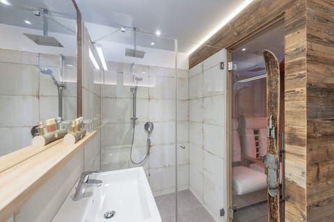 Premium Room | Bathroom | Free toiletries, hair dryer, bathrobes, slippers