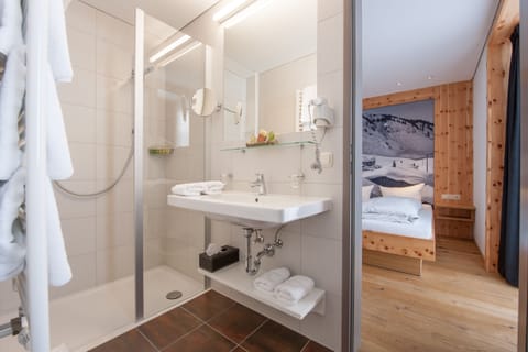 Standard Room, 1 Double Bed, Mountain View | Bathroom | Free toiletries, hair dryer, bathrobes, towels