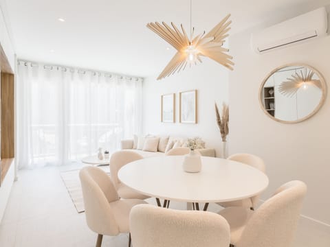 Vue table à manger et séjour