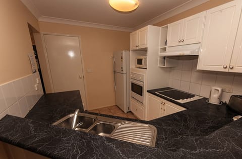 Suite, Multiple Beds, Non Smoking (Efficiency) | Private kitchen | Coffee/tea maker, electric kettle