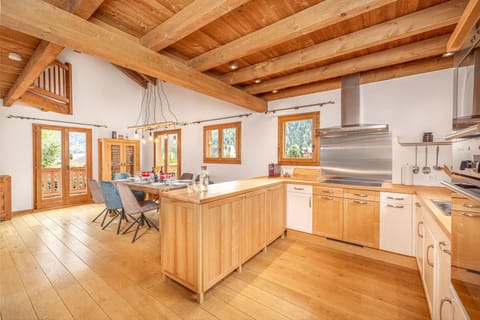 Kitchen & Dining area