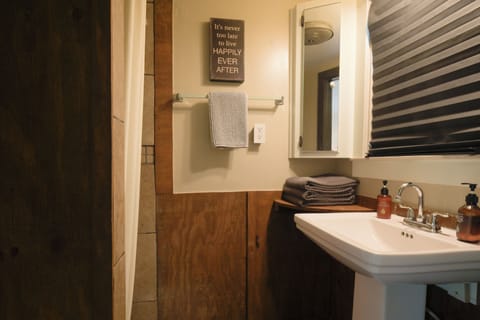 Comfort Cabin, 1 Queen Bed, River View | Bathroom | Towels