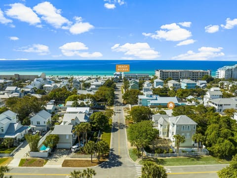 3 Minute Walk to the Beach!