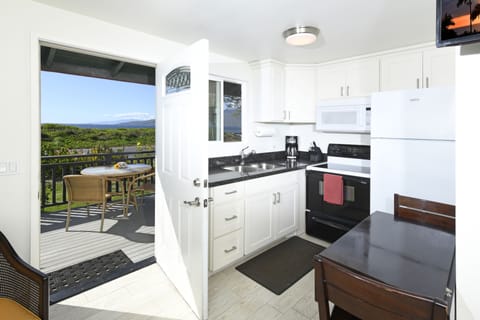 Standard Cottage, 1 Bedroom, Ocean View | Private kitchen