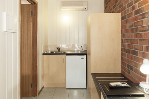 King Room | Private kitchenette | Fridge, microwave