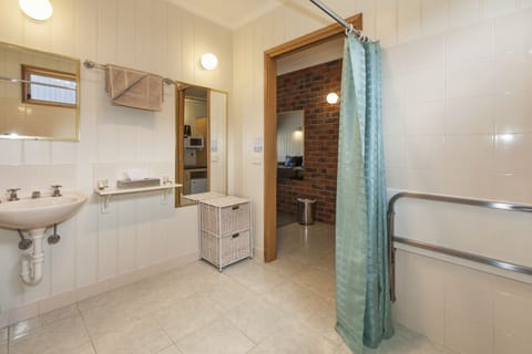 Accessible Room | Bathroom | Shower, hair dryer, towels