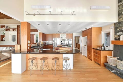 Modern and fully equipped kitchen.