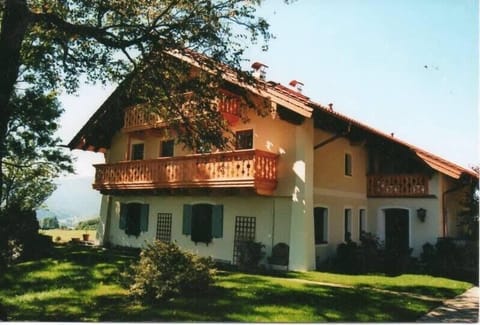 The view of the house from the driveway