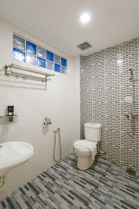 Deluxe Double Room | Bathroom | Shower, hair dryer, bidet, towels