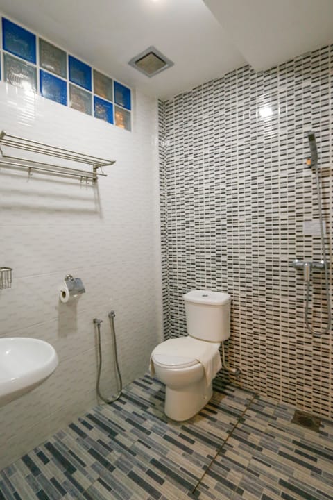 Superior Triple Room | Bathroom | Shower, hair dryer, bidet, towels