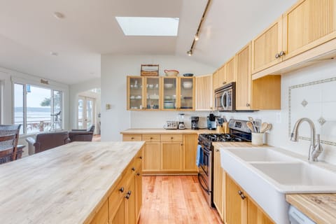 Fully equipped kitchen.