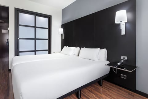 Twin Room | Premium bedding, in-room safe, desk, free WiFi