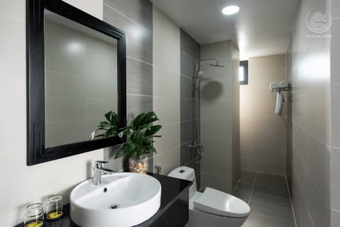 Deluxe Room, City View | Bathroom | Shower, hydromassage showerhead, free toiletries, hair dryer