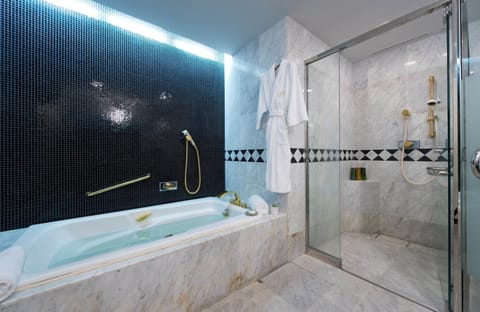 The 3 Style | Bathroom | Combined shower/tub, deep soaking tub, free toiletries, hair dryer