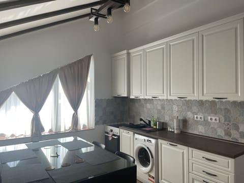 Penthouse | Private kitchen | Full-size fridge, microwave, oven, coffee/tea maker