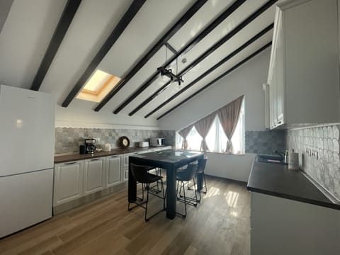 Penthouse | Private kitchen | Full-size fridge, microwave, oven, coffee/tea maker