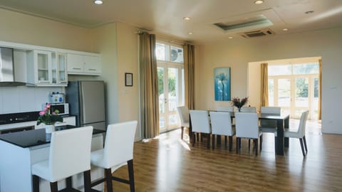 Family Villa, 4 Bedrooms, Sea View | In-room dining