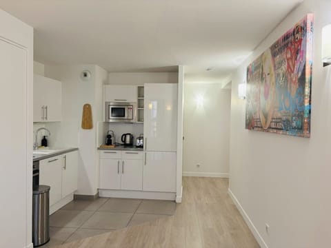 Deluxe Apartment | Private kitchen | Fridge, microwave, stovetop, espresso maker