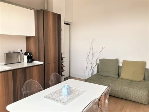 Basic Apartment | Living area