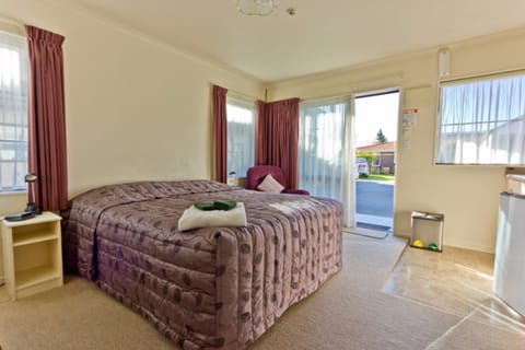 Standard Studio (Room 805) | Premium bedding, in-room safe, iron/ironing board, free WiFi