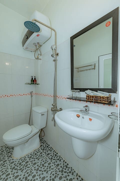 Family Triple Room, Multiple Beds | Bathroom | Slippers, bidet, towels