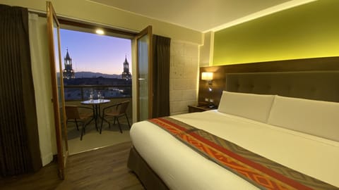 Deluxe Room, 1 King Bed, Balcony, City View | Premium bedding, down comforters, pillowtop beds, minibar