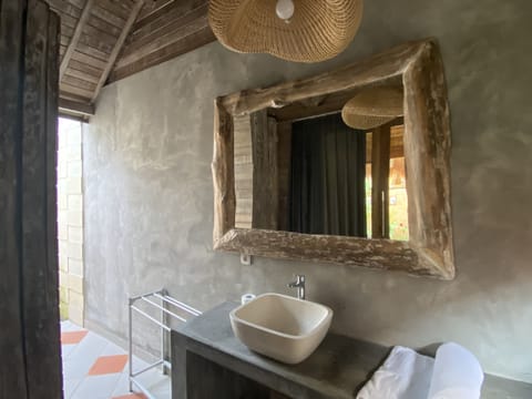 Deluxe Bungalow | Bathroom | Combined shower/tub, rainfall showerhead, free toiletries, towels