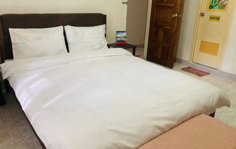 Executive Room, 1 Queen Bed | Individually furnished, free WiFi