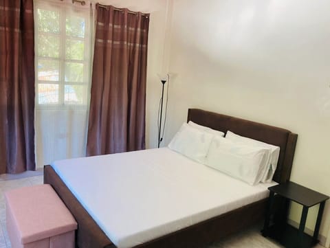 Executive Room, 1 Queen Bed | Individually furnished, free WiFi