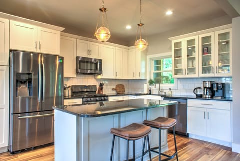 Chef's Kitchen w/ Stainless Steel Appliances