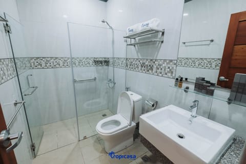 Family Room | Bathroom | Free toiletries