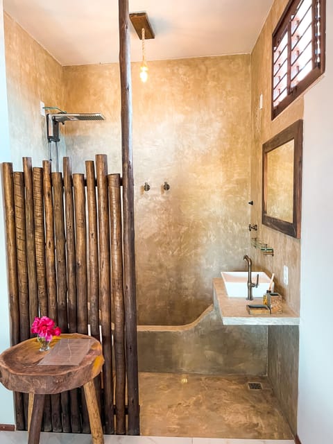 Superior Double Room | Bathroom | Shower, towels