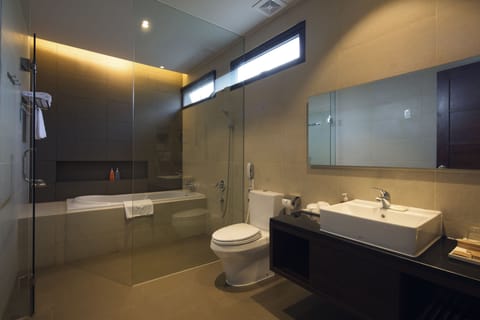 Premium Twin Room in Villa (Shared Villa) | Bathroom | Free toiletries, hair dryer, towels