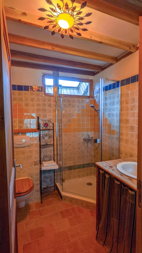 Double Room | Bathroom | Towels, soap, shampoo, toilet paper