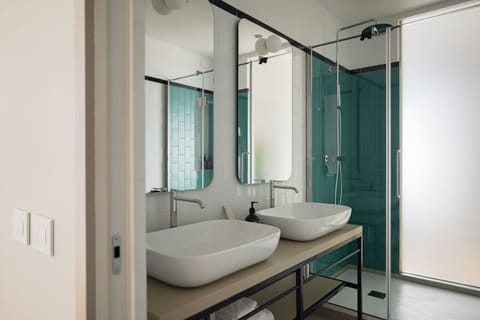 Suite | Bathroom | Free toiletries, hair dryer, bathrobes, bidet